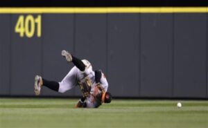 orioles player adam jones falling on baseball field