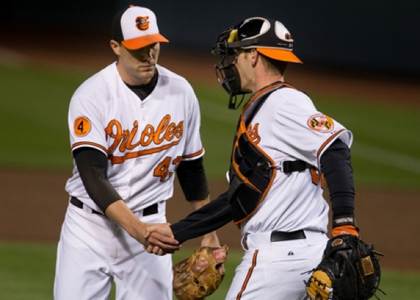 orioles players wieters and jj shaking hands on field