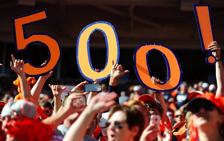 fans holding number 500 signs for breaking record