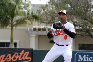 Jonathan Schoop prepares to catch the ball.