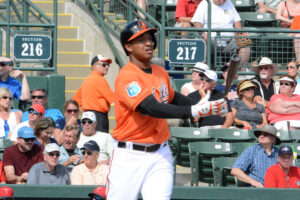 Jonathan Schoop swings in spring training.